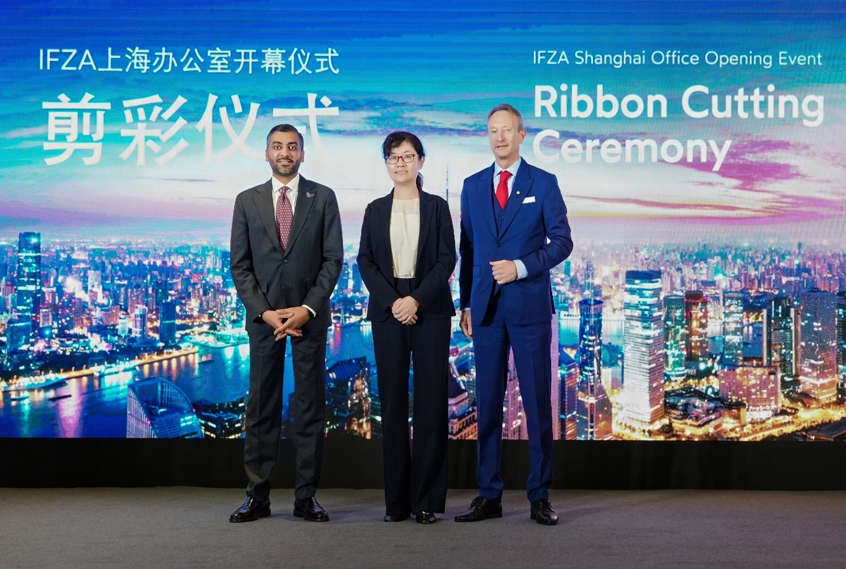 Right to left - Jochen Knecht, CEO of IFZA with Ms Xu Jiao, Deputy Director of Development and Reform Commission of Jinng’An
