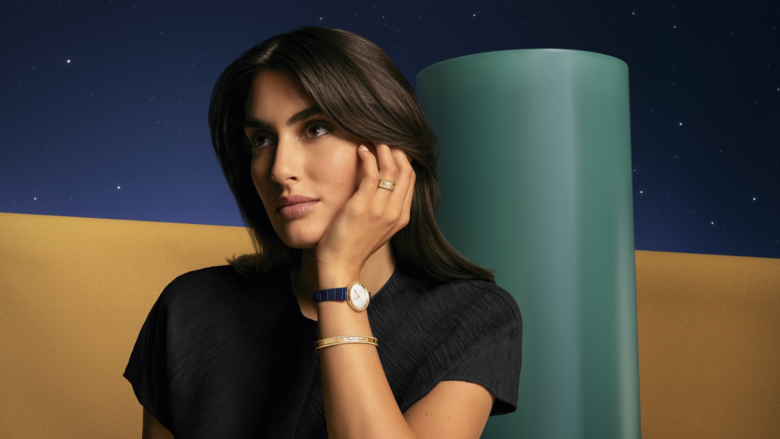 The Perlée collection celebrates the golden bead aesthetic, giving rise to graphic jewelry and watchmaking creations.