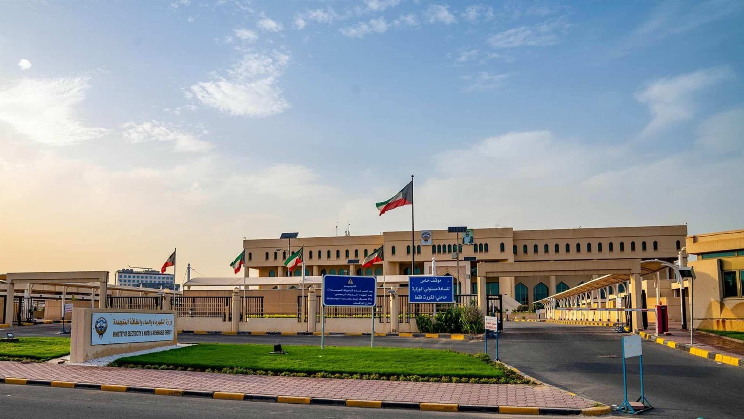 Kuwait: Seven Overhead Power Lines Disrupted After Being Struck by Falling Debris